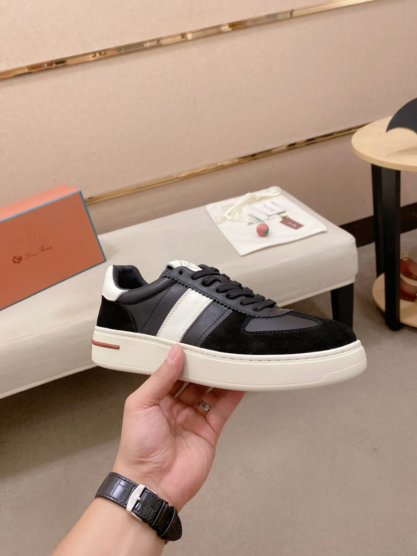 Men's shoes💰: 580💰🔥𝐥𝐨𝐫𝐨 𝐏𝐢𝐚𝐧𝐚 lp classic loafers, an Italian treasure brand, the only brand that can match Hermès! Only after wearing it do we realize that we can’t live up to our feet. The upper is made of imported first-layer cowhide with breathable fly-knit fabric, water-dyed cowhide foot pads, and the official original glass rubber outsole and pendant. Exclusive original packaging (tag ➕ brand paper ➕ outer box ➕ hand bag) code number: 38-44. Can be customized 45-46